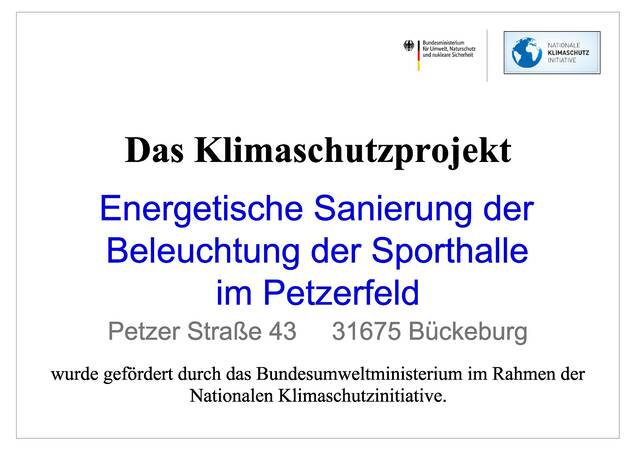 Schild mit dem Tex "Das Klimaschutzprojekt - Energetische Sanierung der Beleuchtung der Sporthalle im Petzerfeld