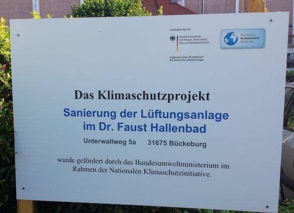 Schild auf dem Steht: Das Klimaschutzprojekt - Sanierung der Lüftungsanlage im Dr. Faust Hallenbad