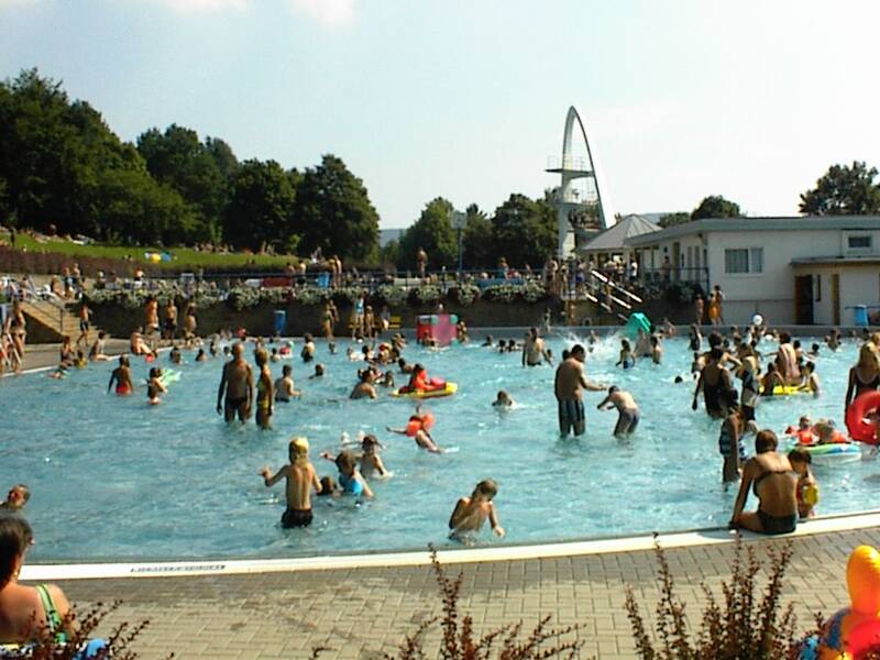Das Nichtschwimmerbecken mit vielen Kindern und Erwachsenen im Wasser.